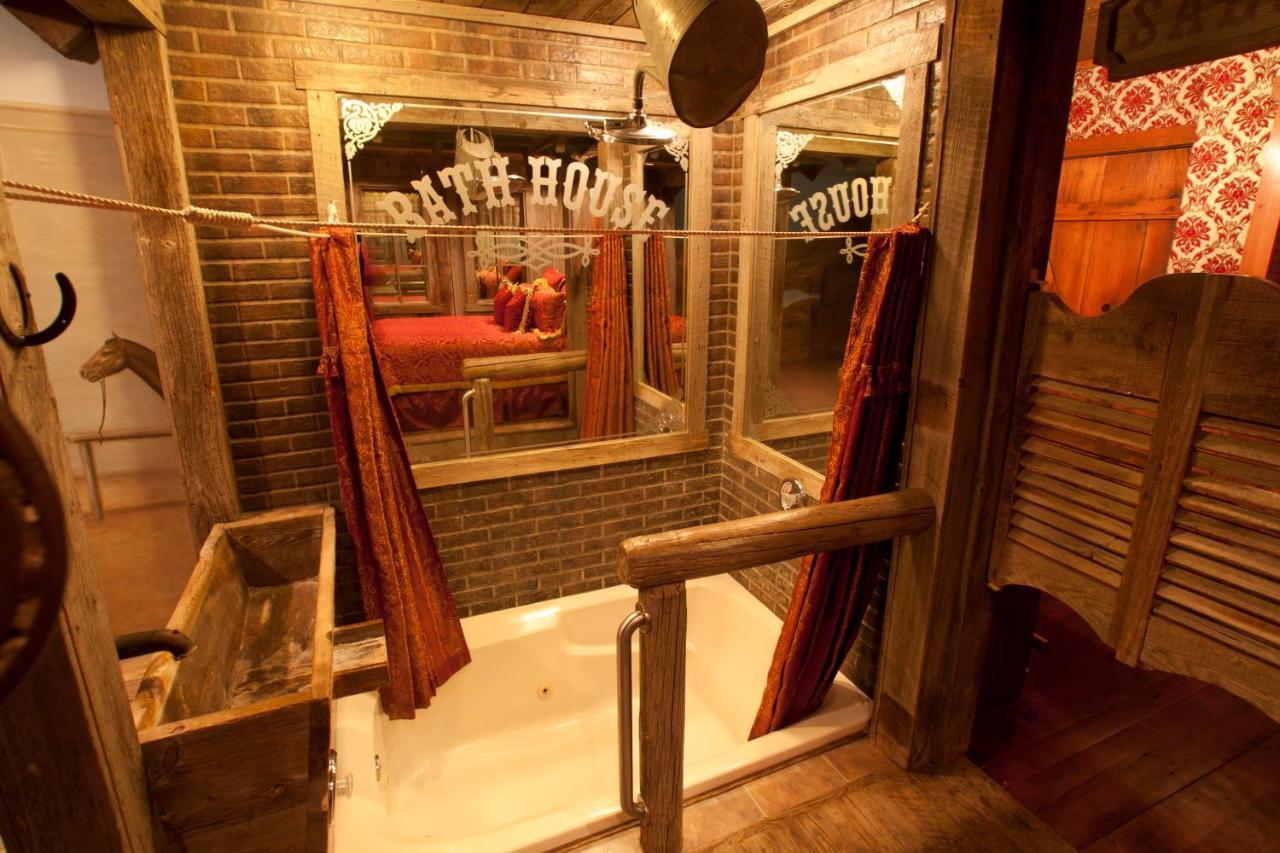 Black Swan Inn Luxurious Theme Rooms ポカテッロ エクステリア 写真
